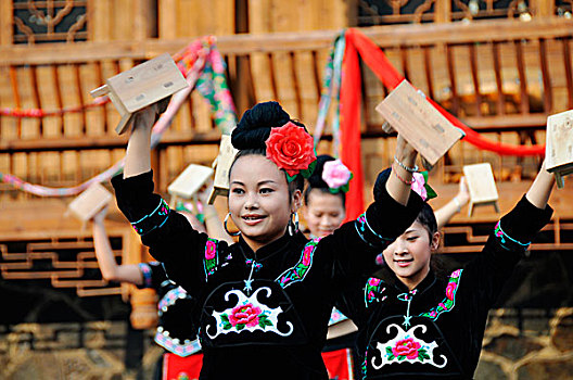 贵州千户苗寨板凳舞蹈表演