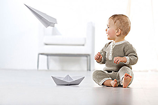 婴儿,地板,看,纸飞机