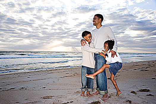 美国黑人,父亲,两个孩子,海滩