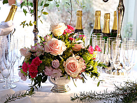 香槟酒杯,粉红玫瑰,插花,桌上