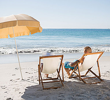 可爱,情侣,海滩,日光浴,折叠躺椅