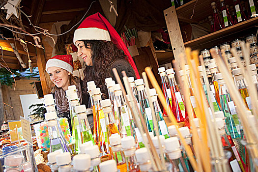 快照,两个女孩,圣诞老人,帽,销售,特色,圣诞市场,城市,博尔查诺,省,南蒂罗尔,特兰迪诺,意大利,欧洲