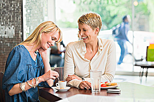 两个女人,坐,餐馆,微笑
