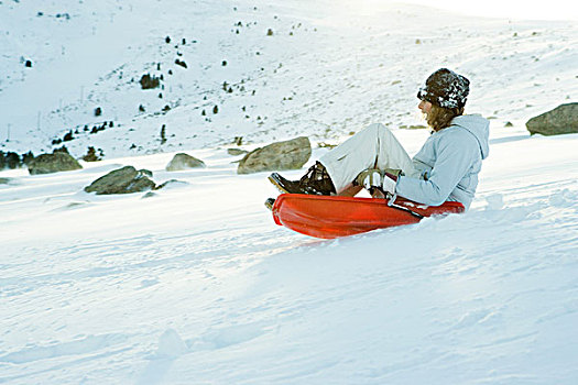 少女,骑,雪撬,滑雪坡,侧面视角,全身