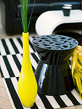 黄色,花瓶,观赏草,靠近,黑色,塑料制品,凳子,黑白,地毯