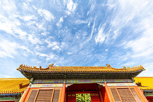 蓝天白云下的北京故宫坤宁门