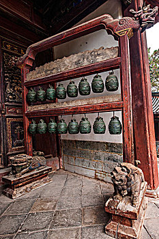 云南红河州建水文庙大成殿院落里的编钟