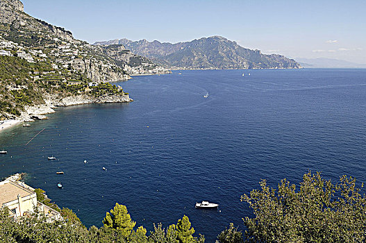 意大利,阿马尔菲海岸,风景,全景,阿马尔菲,小,城镇,高,白房子,栖息,斜坡,山,正面,深蓝色,海洋