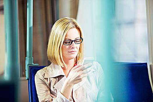 职业女性,手机,列车
