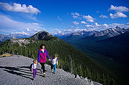 女人,两个,儿子,远足,高处,木房子,艾伯塔省,加拿大