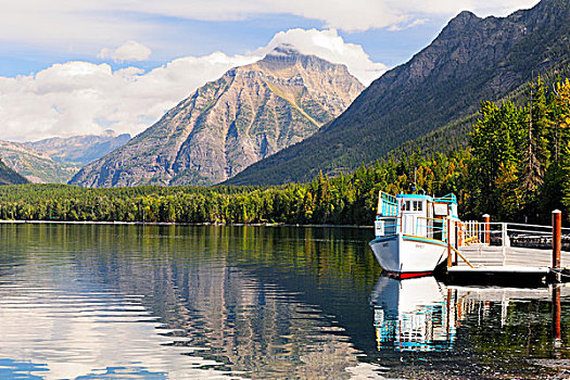 游船,停靠,麦克唐纳湖,冰川国家公园,蒙大拿,美国