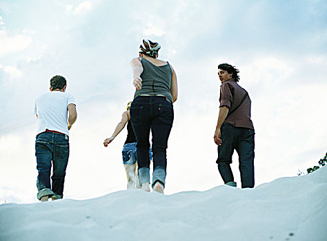 四个人,走,沙滩,后视图