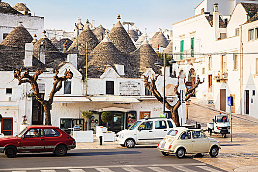 锥形石灰板屋顶,房子,街景,阿贝罗贝洛,省,普利亚区,意大利