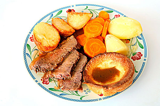 传统,英国,星期日,午餐,烤牛肉,约克郡布丁,烤,煮土豆,胡萝卜,浇汁