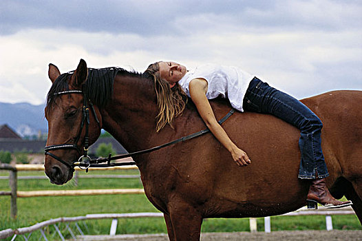 卧,女人,年轻,马,后背,放松,女骑手,休闲,运动,爱好,乘,骑,动物,喜爱,情感,夏天,户外,信任,亲密