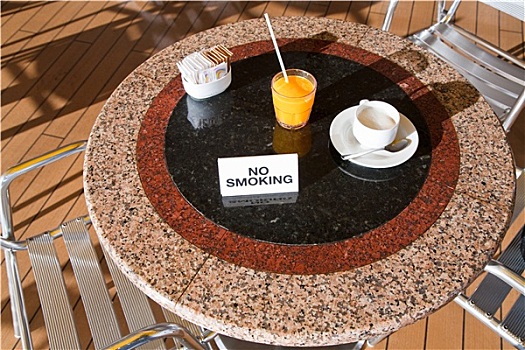 新鲜,橙汁,卡布奇诺,禁止吸烟,桌子