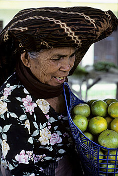 印度尼西亚,苏门答腊岛,市场一景,巴塔克,女人