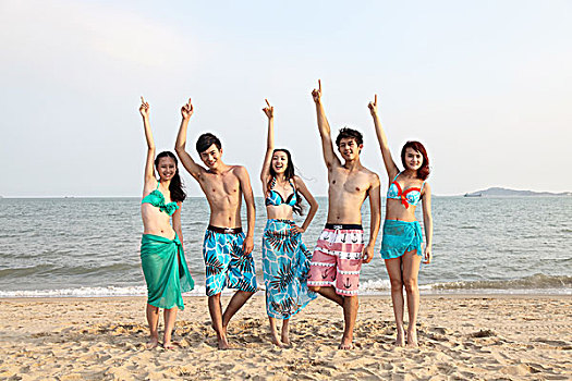 青年人海边度假