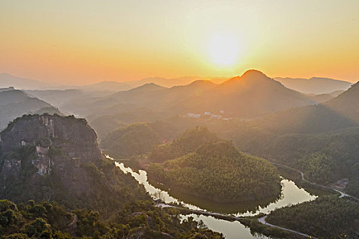 山,丹霞,河流,蓝天,黄昏,大气,田野,水电站,村庄,驴友,旅行,地质公园,丹霞地貌,绿色,灌木,树,草,水潭,素材,平面设计