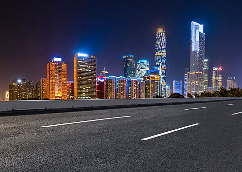 路面天际线和建筑景观夜景