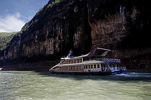 行驶在重庆巫山大宁河小三峡滴翠峡的旅游船