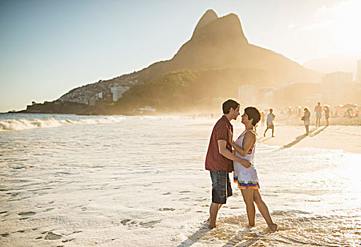 年轻,情侣,搂抱,日落,伊帕内玛海滩,巴西