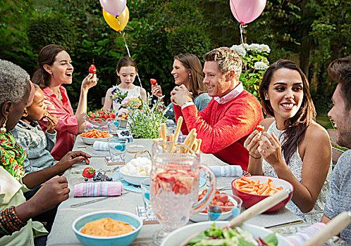 家庭,朋友,享受,生日,花园派对,庭院桌