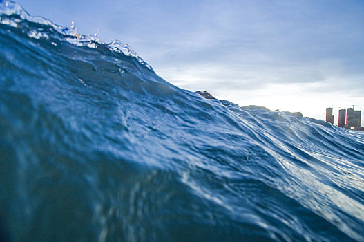 海浪,浪花,波浪,水浪,波纹,浪潮,浪,海洋,大海,海,海水,海平面,起伏,波幅,水,溅,蓝色,深蓝,冷色,移动,动感,流动,流线,纯,特写,蓝天,白云