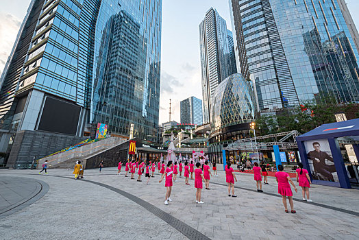 在成都恒大广场跳广场舞的人们