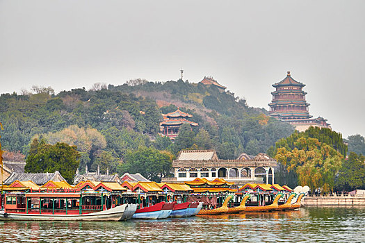 秋天北京颐和园里的游船