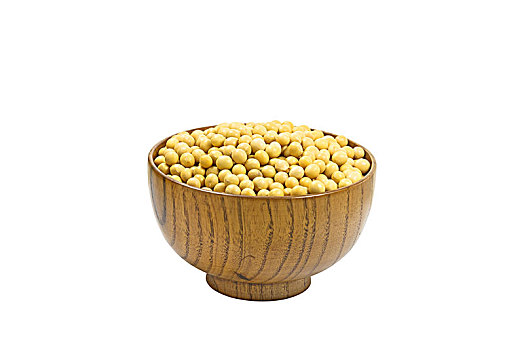 木碗盛着黄豆在白色背景上