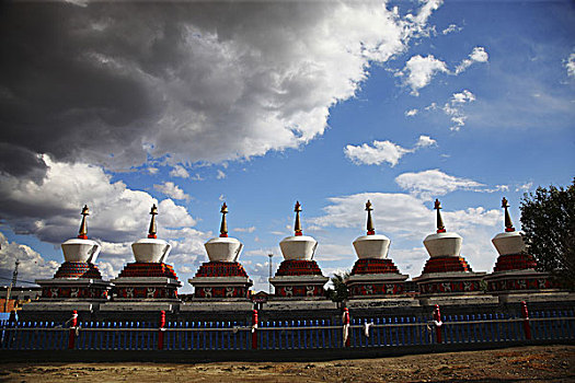 喇嘛庙旁的佛塔,新疆塔城和布克赛尔蒙古自治县