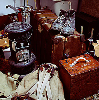 20世纪30年代,一对,走,坐,老,手提箱,炉子,背包,物品,阁楼,房间,房子,多西特,英格兰