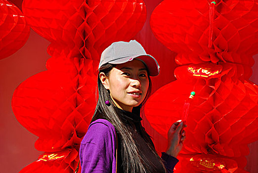 一名年轻女性和红色的灯笼