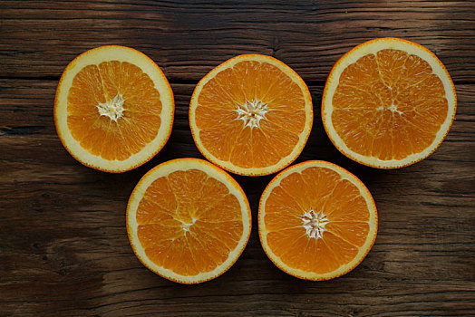 橙子,阳光,木桌