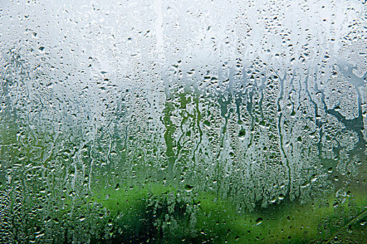 重慶至長沙G64高速公路雨中即景
