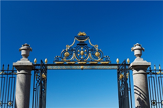 大门,栅栏,蓝天背景