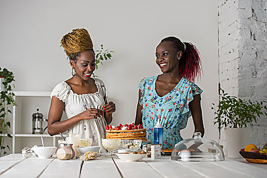 年轻,非洲女人,厨房,烹调,蛋糕,草莓