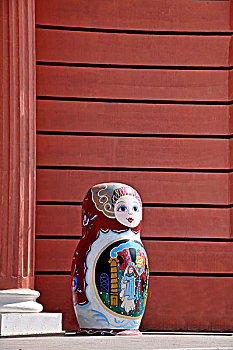 内蒙古呼伦贝尔满洲里国门互贸区国际旅游商厦门前的套娃