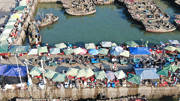 山东省日照市,航拍千帆云际的任家台渔港,渔码头变成海鲜市场