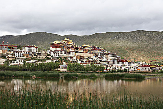 松赞林寺全景