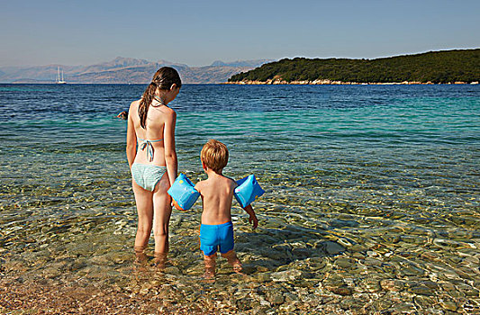 后视图,女孩,男孩,穿,蓝色,涉水,海洋,科孚岛,希腊