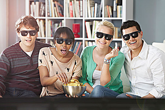 年轻人,看,电视,戴着,3d眼镜