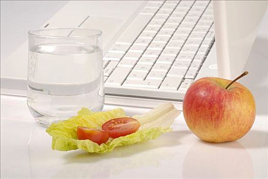 水杯,苹果,莴苣叶,西红柿,正面,笔记本电脑