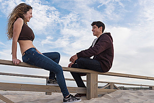 男青年,女人,坐,交谈,木篱,海滩,塔里,安达卢西亚,西班牙