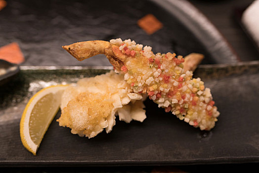 日本怀石料理中的炸鱼天妇罗特写