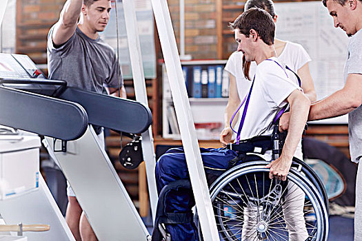 理疗师,帮助,男人,轮椅,跑步机