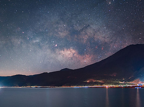 泸沽湖湖畔的夏季银河