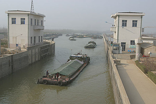 大运河江苏段,船闸里准备过闸的船只