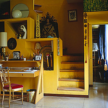 书写台,黄色,客厅,坐,靠近,简单,楼梯,向上,卧室